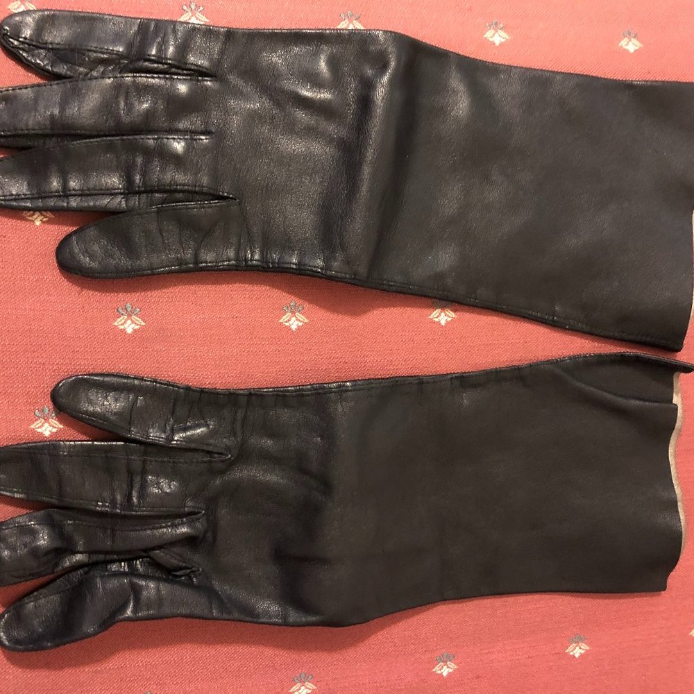 Supple black leather gloves